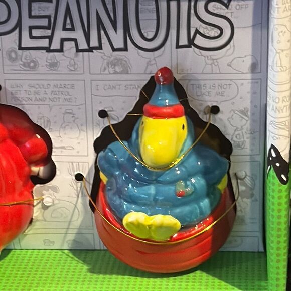 Peanuts Red and Blue Salt and Pepper Shakers Snoopy in puffer jacket - Picture 4 of 5
